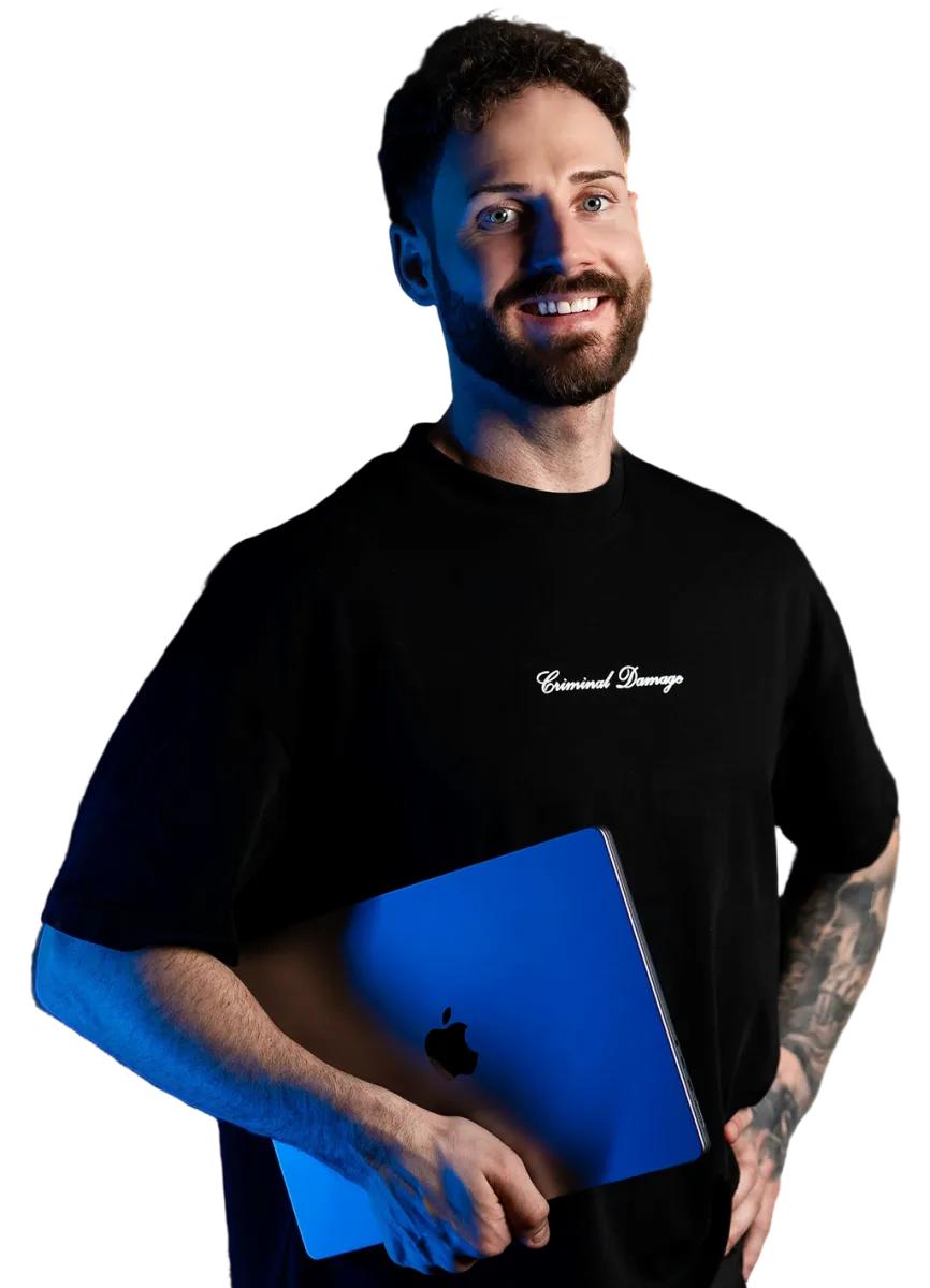 Mario von Cineflights bei der Konzeption am Laptop